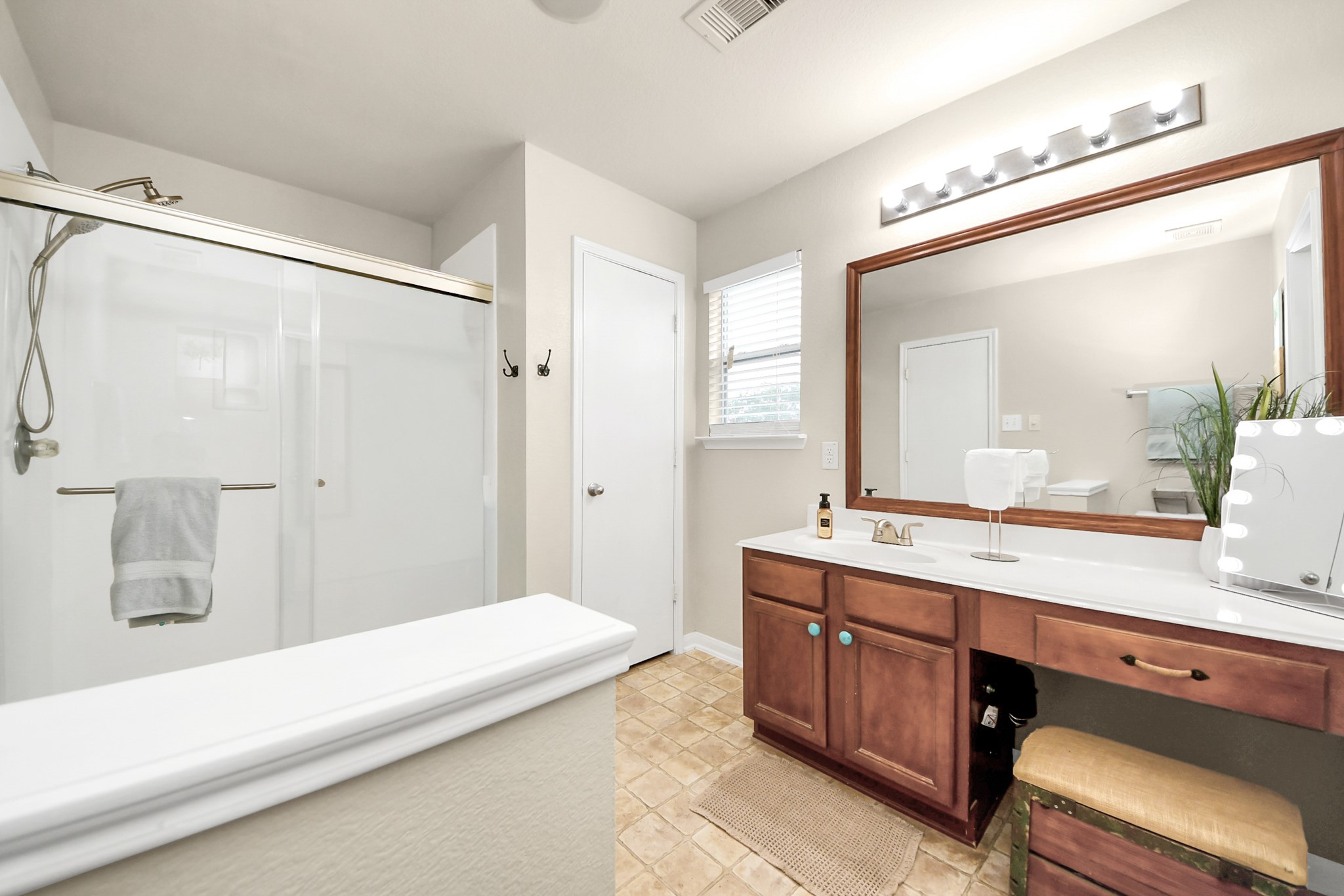 3007 Swift Brook Glen Way Spring, TX 77389 - Photo 20 of 32 Primary bath with vanity area.