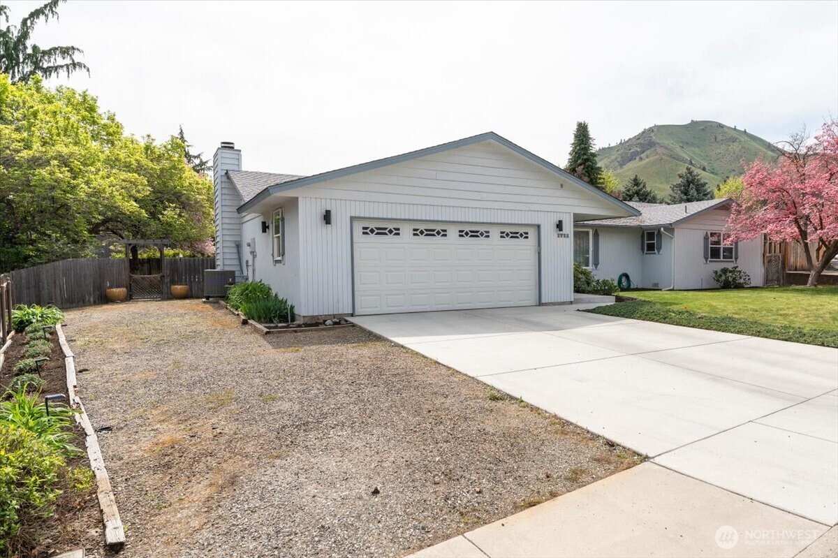 1711 Lexington Place Wenatchee, WA 98801 - Photo 3 of 38