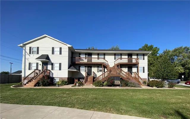 $1,725,000 | 1406-1420 Southwest Jefferson Street, Lee's Summit, MO 64081