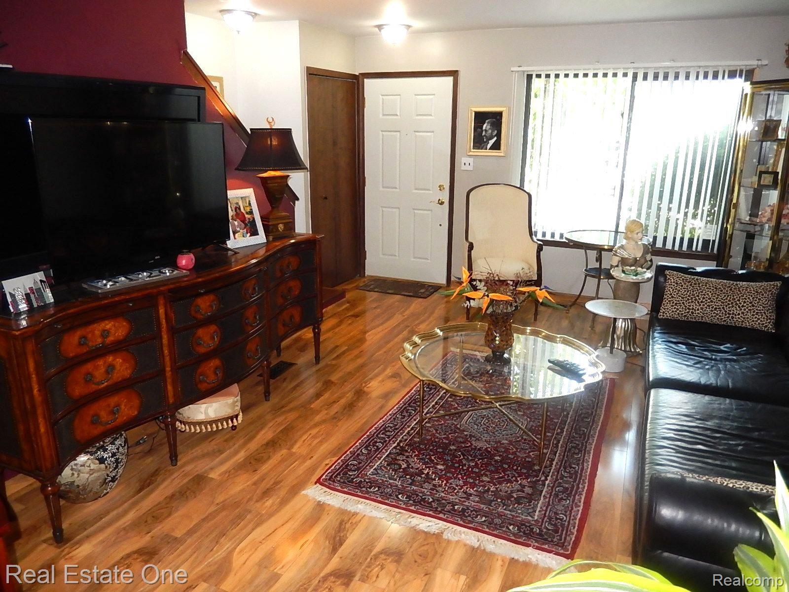 3126 Summers Road Keego Harbor, MI 48320 - Photo 4 of 19 Living Room View 2