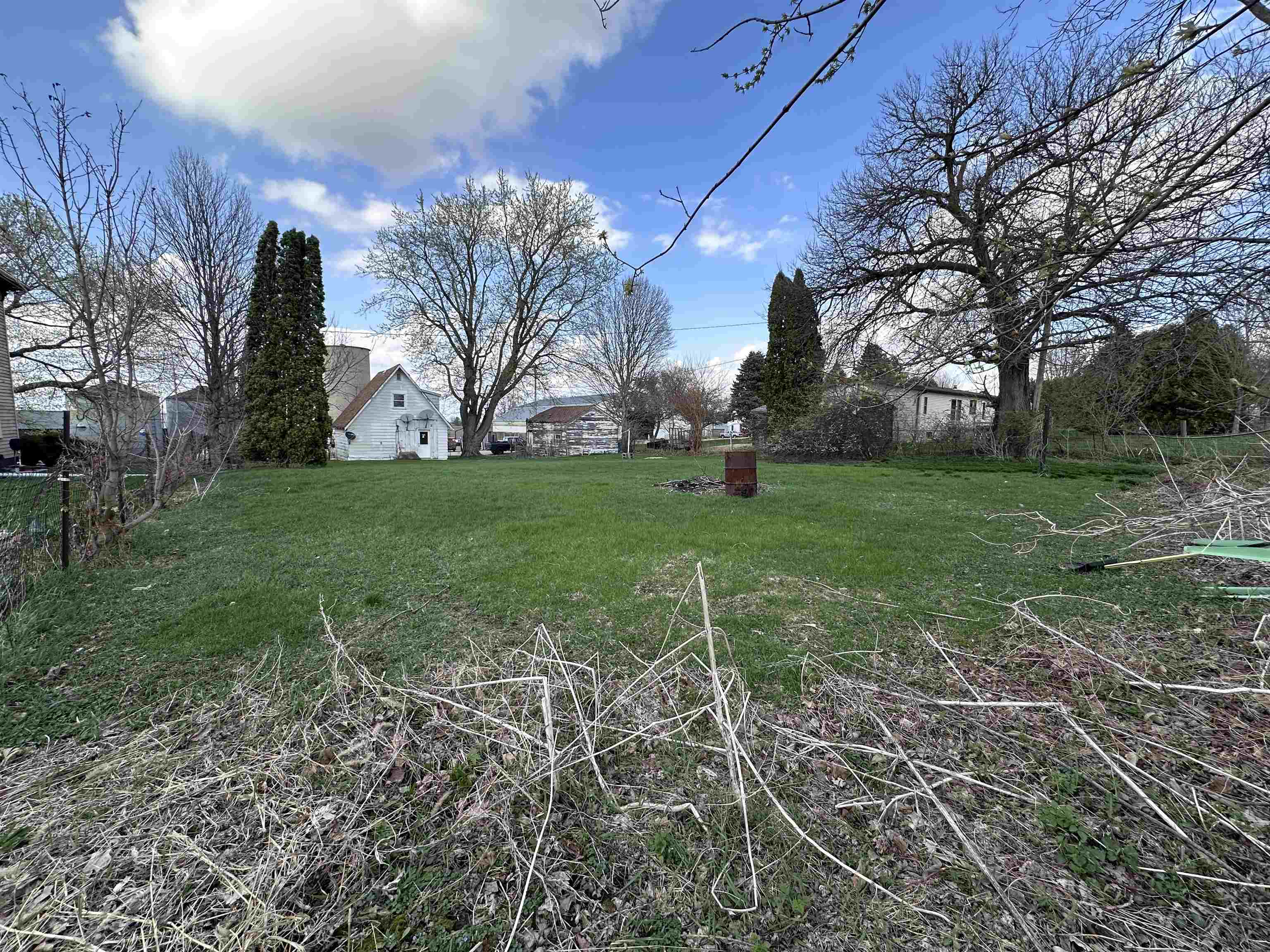 2855 West Florence Road Freeport, IL 61032 - Photo 11 of 13 a view of a backyard with large trees