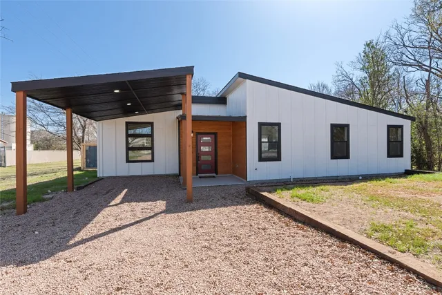 a view of a house with backyard