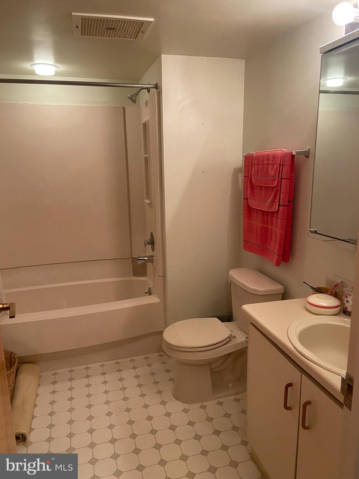 700 Avondale Road, Unit 5L Wallingford, PA 19086 - Photo 12 of 14 En-suite Primary Bath