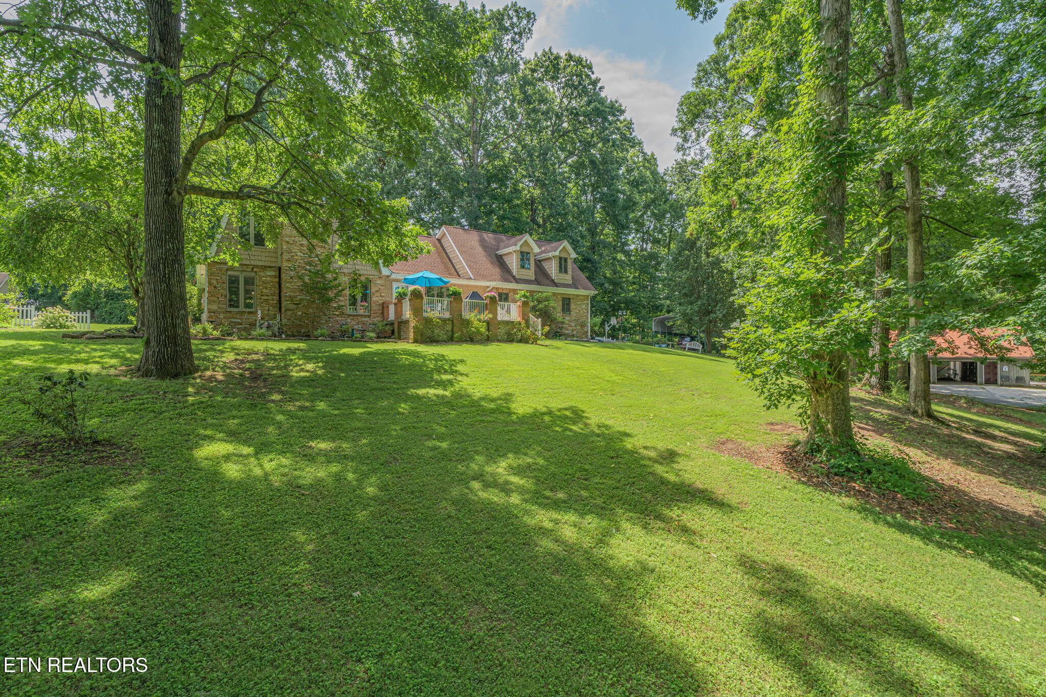 8708 Pedigo Ridge Road Powell, TN 37849 - Photo 4 of 59 Well manicured lawn