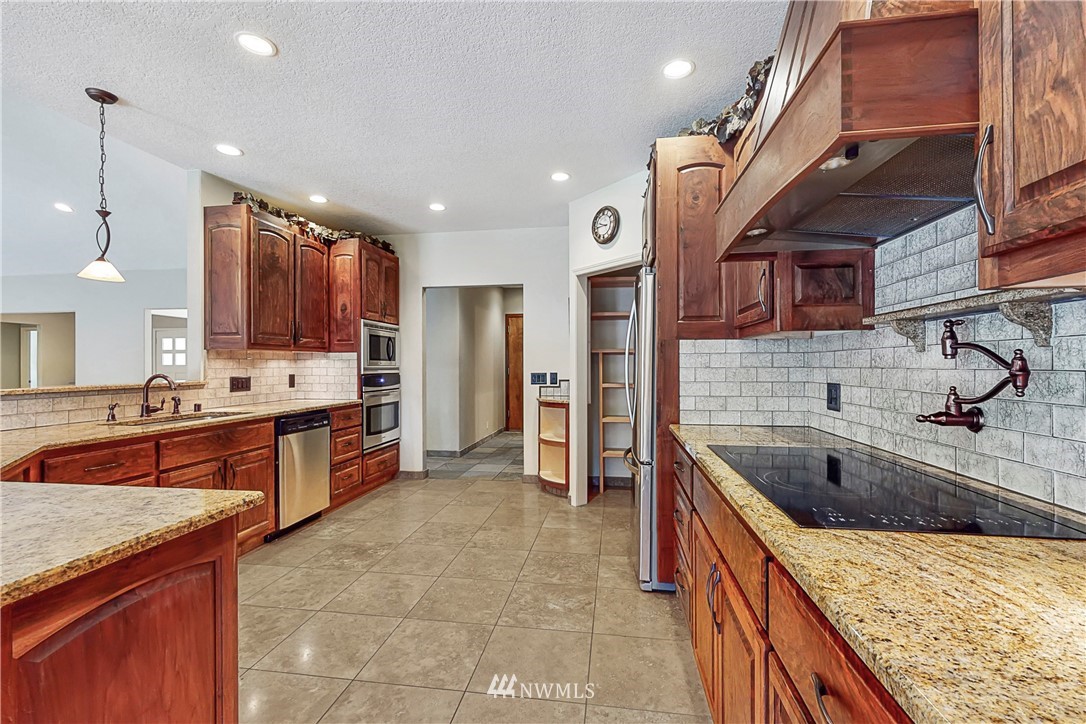 193 Puma Road Longview, WA 98632 - Photo 8 of 39 a kitchen with stainless steel appliances granite countertop a sink and a stove