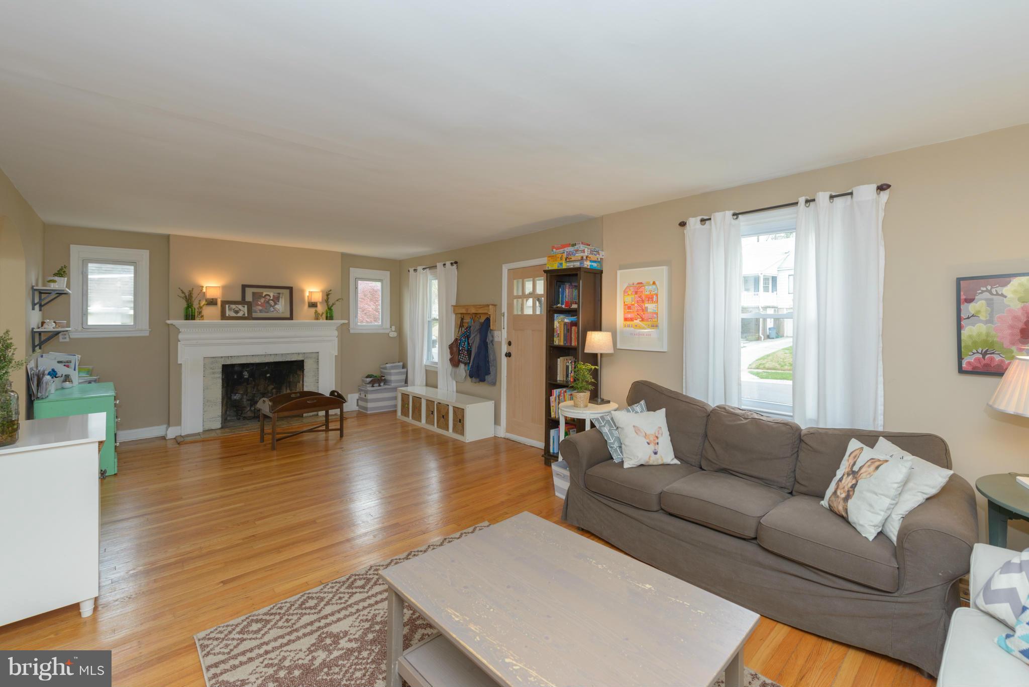 1213 Overbrook Road Baltimore, MD 21239 - Photo 3 of 25 Living Room
