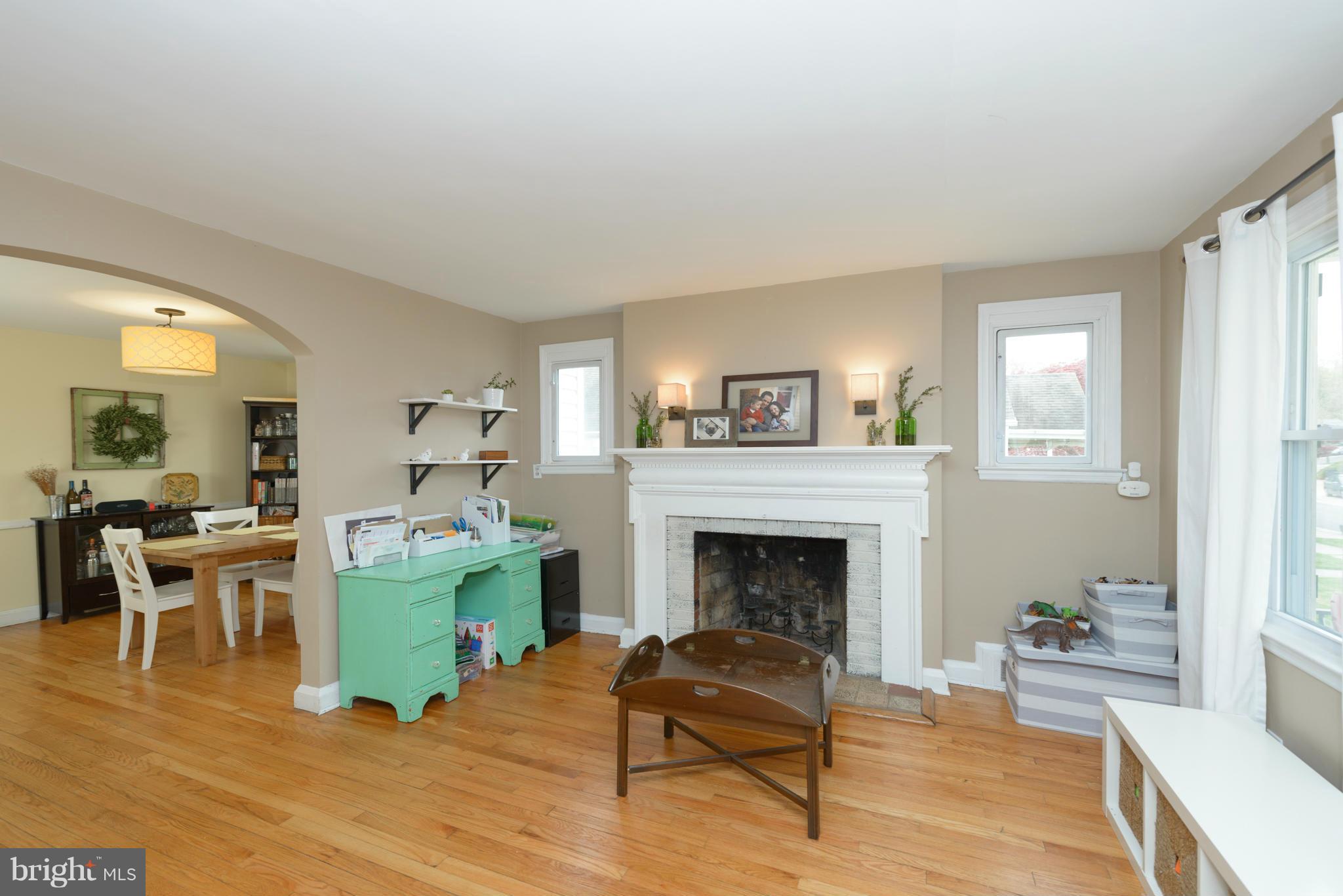 1213 Overbrook Road Baltimore, MD 21239 - Photo 4 of 25 Living Room