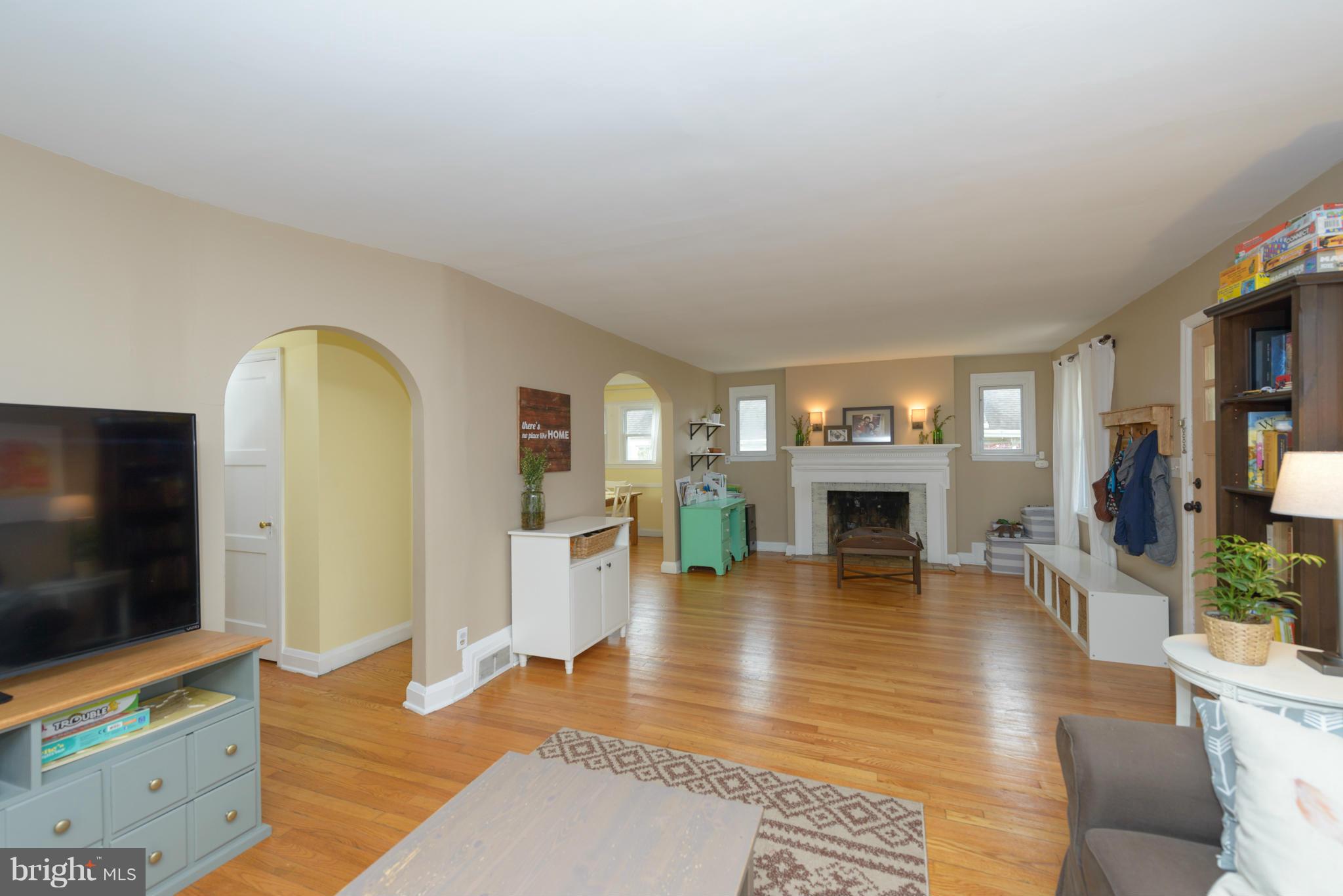 1213 Overbrook Road Baltimore, MD 21239 - Photo 5 of 25 Living Room