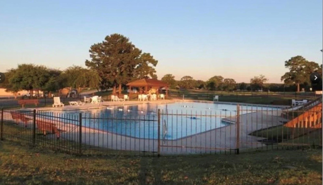 21 Westlake West Trinity, TX 75862 - Photo 2 of 4 a view of a tennis court