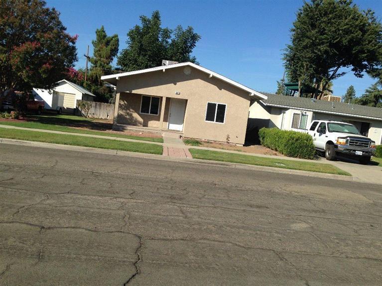 1247 M Street Reedley, CA 93654 - Photo 3 of 6