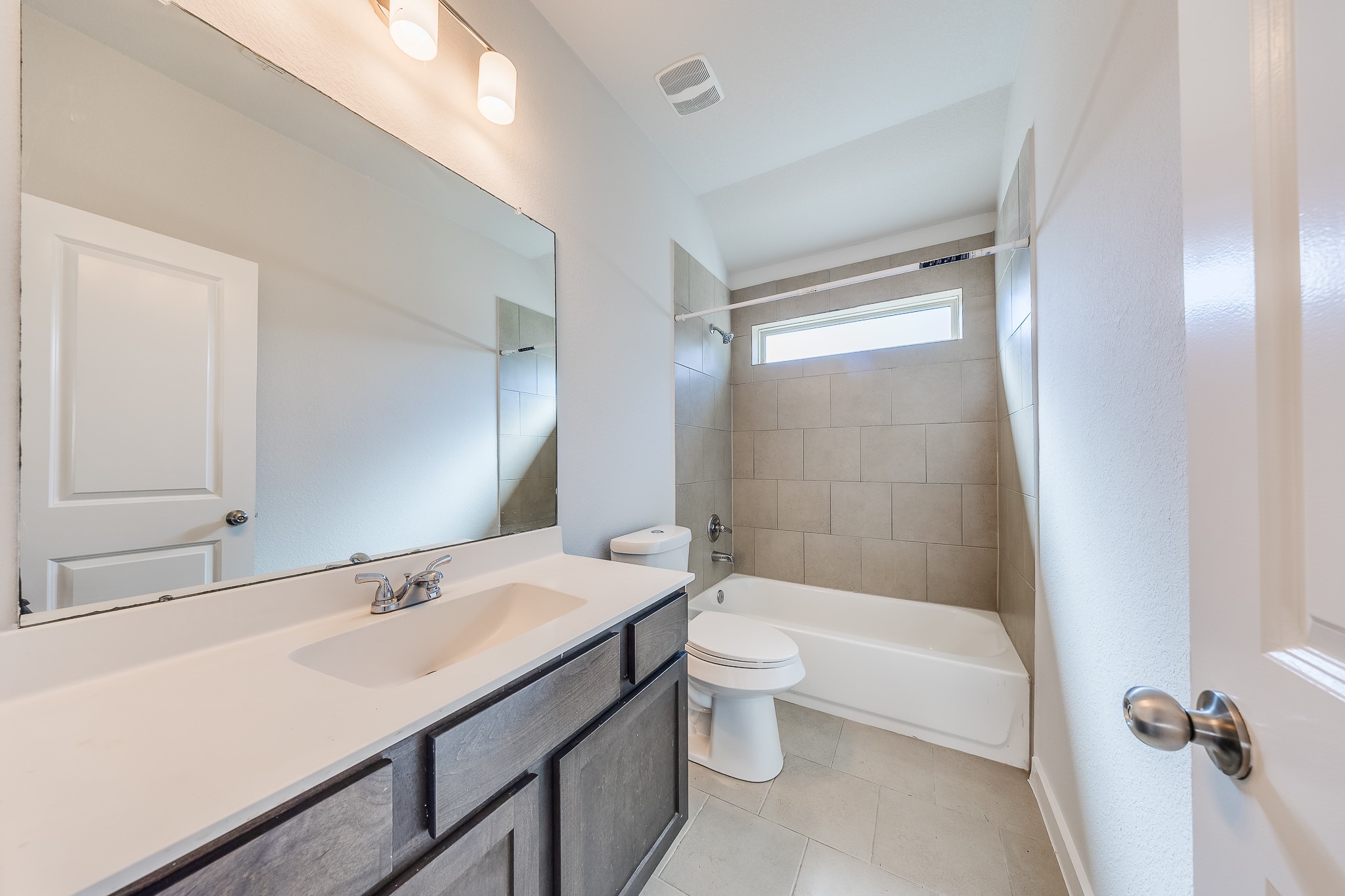 6807 Alamitos Court Rosharon, TX 77583 - Photo 20 of 34 Bathroom with a versatile shower-tub combo, perfect for relaxing baths or quick showers, combining functionality and style.