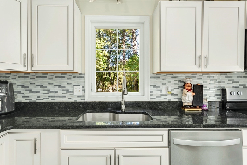 7 Briarwood Road Franklin, MA 02038 - Photo 4 of 41 Gallery Image 4