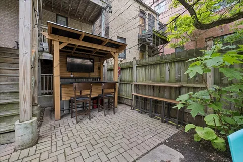 $545,000 | 832 West Roscoe Street, Unit 2, Chicago, IL 60657
