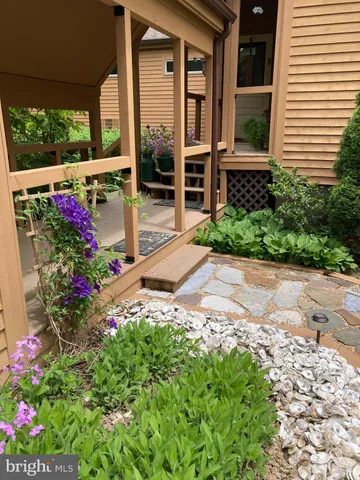 a view of a pathway with a house