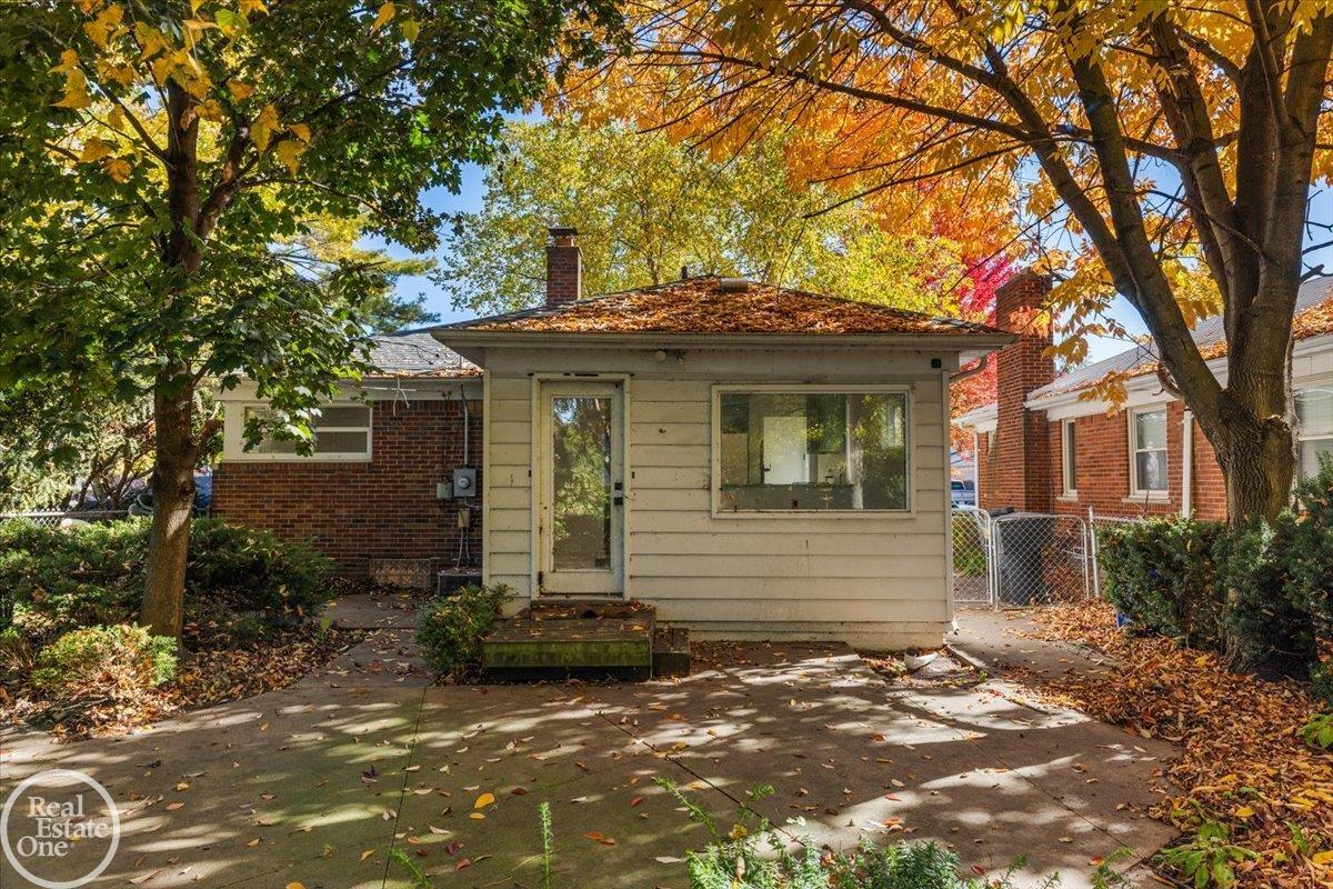 18921 Moon Street Detroit, MI 48236 - Photo 11 of 35