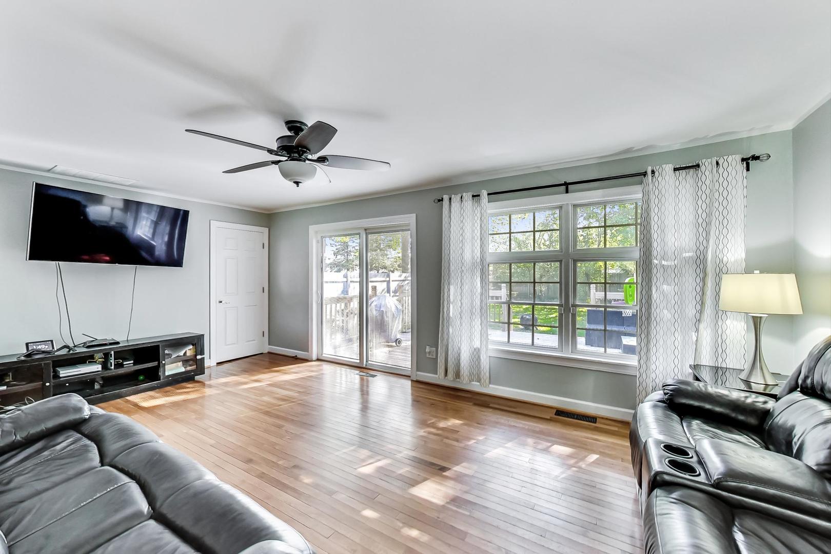 2415 Plum Tree Road Lindenhurst, IL 60046 - Photo 3 of 27 Gallery Image 3