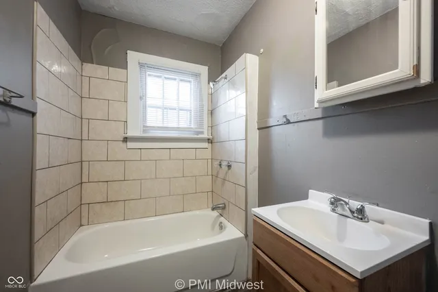 $699 | 1344 Burdsal Parkway, Indianapolis, IN 46208