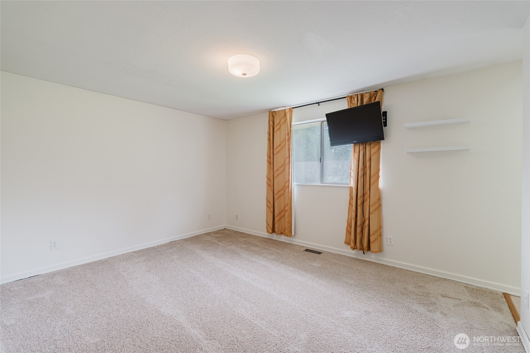 41 Meadowood Drive Elma, WA 98541 - Photo 17 of 40 an empty room with windows