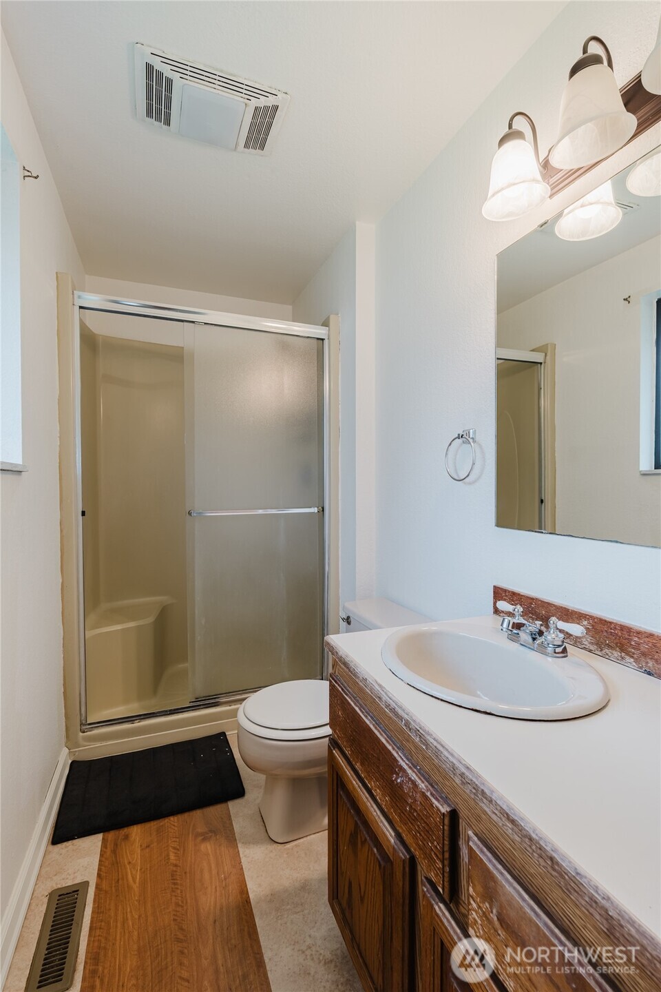 41 Meadowood Drive Elma, WA 98541 - Photo 20 of 40 a bathroom with a sink a toilet a shower and a mirror