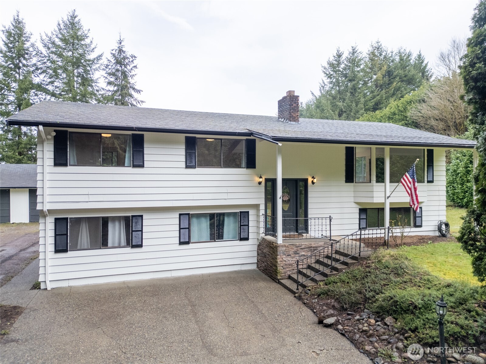 41 Meadowood Drive Elma, WA 98541 - Photo 2 of 40 a front view of a house with garden