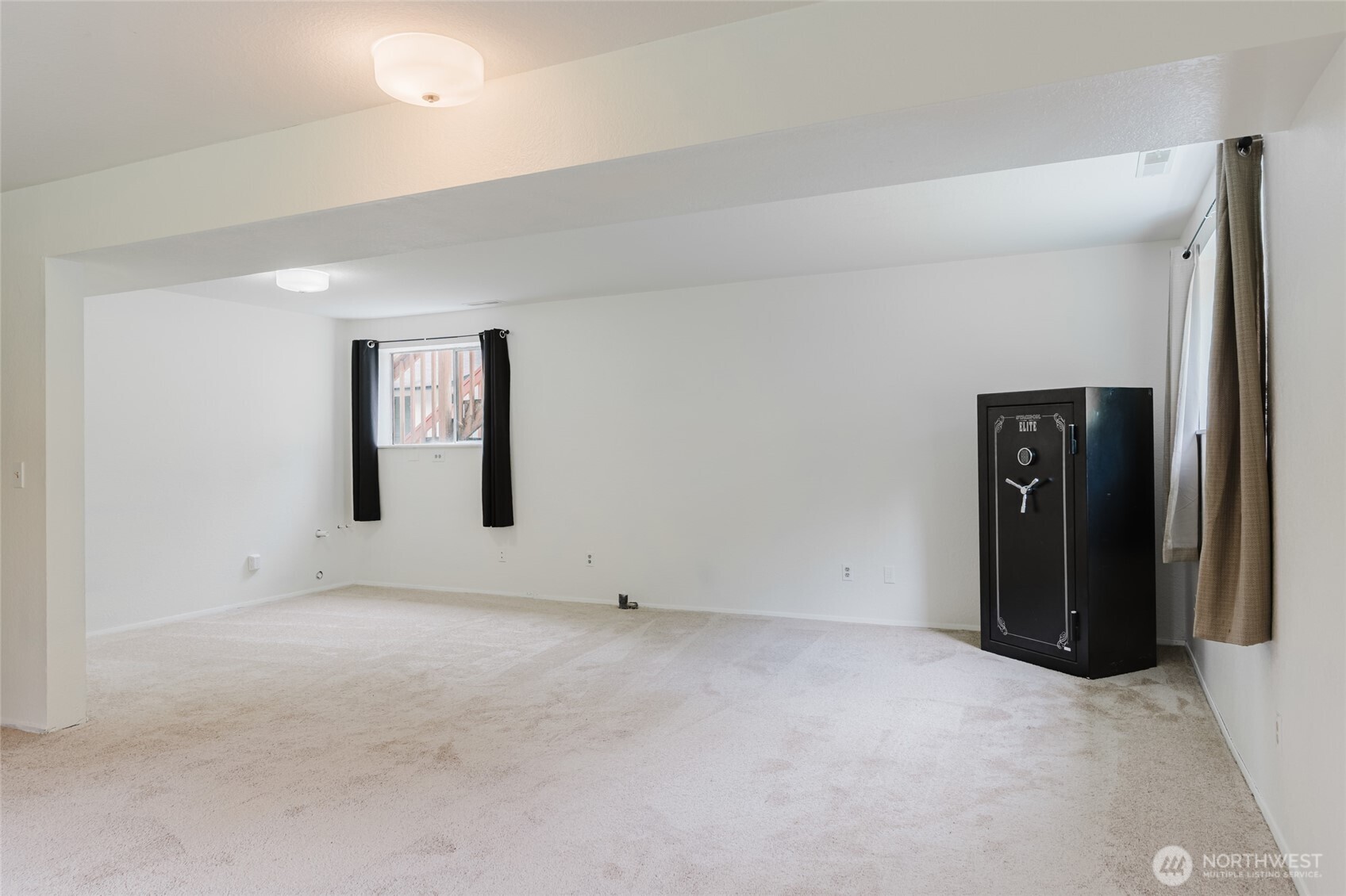 41 Meadowood Drive Elma, WA 98541 - Photo 25 of 40 an empty room with closet and mirror