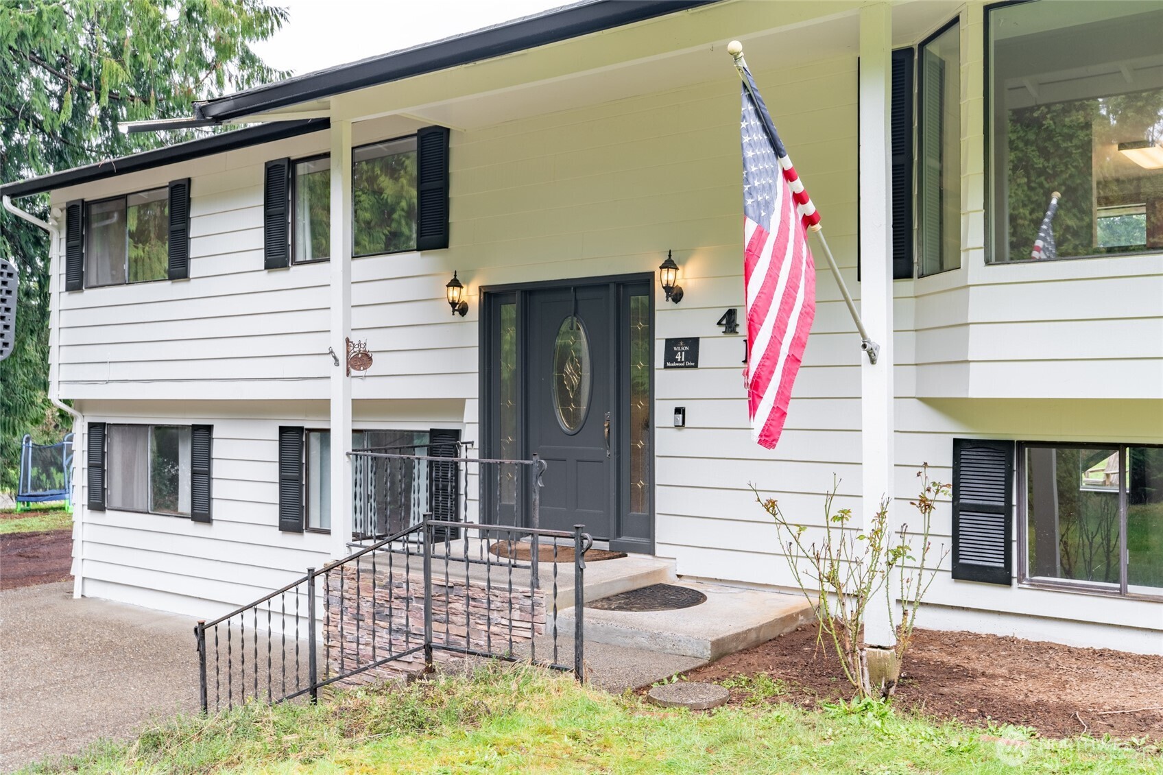 41 Meadowood Drive Elma, WA 98541 - Photo 3 of 40 a front view of a house with a porch