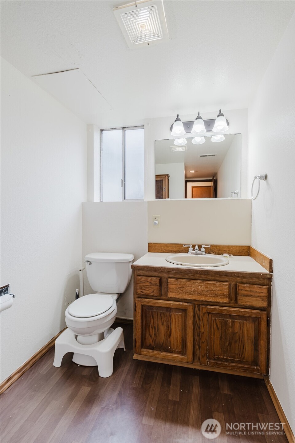 41 Meadowood Drive Elma, WA 98541 - Photo 31 of 40 a bathroom with a stove a sink and a window