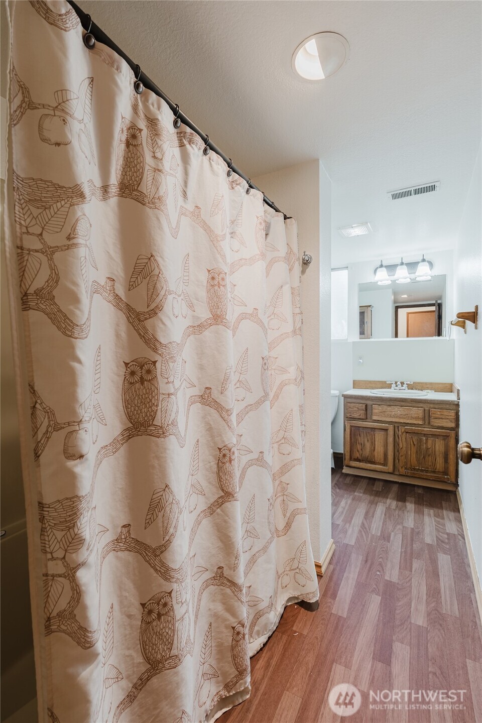 41 Meadowood Drive Elma, WA 98541 - Photo 32 of 40 a bathroom with a sink a mirror and a shower