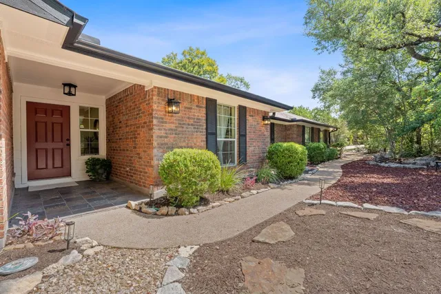a view of a back yard of the house