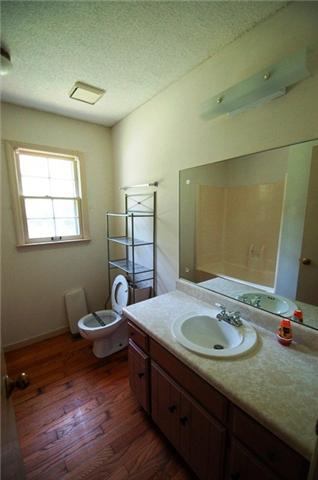 3117 Asbury Road Murfreesboro, TN 37129 - Photo 9 of 11 Hall bathroom