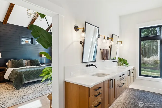 a en suite bathroom with a double vanity sink and a mirror