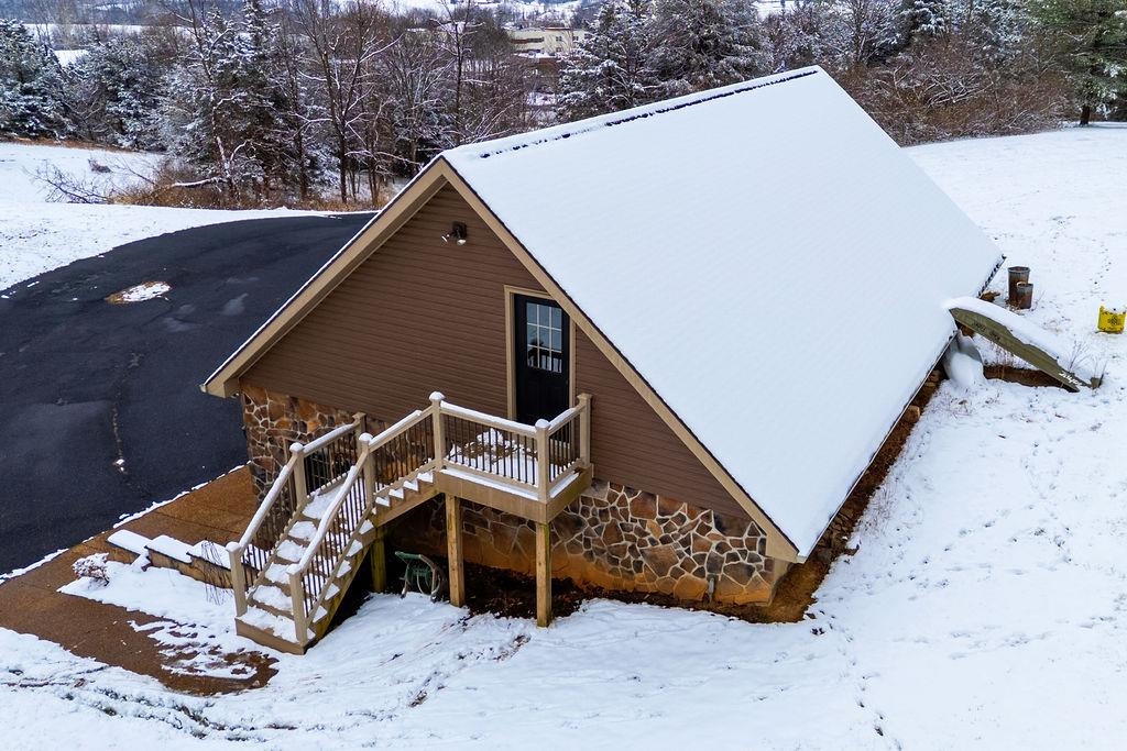 840 Commerce Road Staunton, VA 24401 - Photo 12 of 67 a wooden bench sitting in front of a building