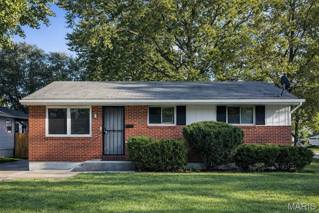 10632 Glen Garry Road St. Louis, MO 63137 - Photo 1 of 9