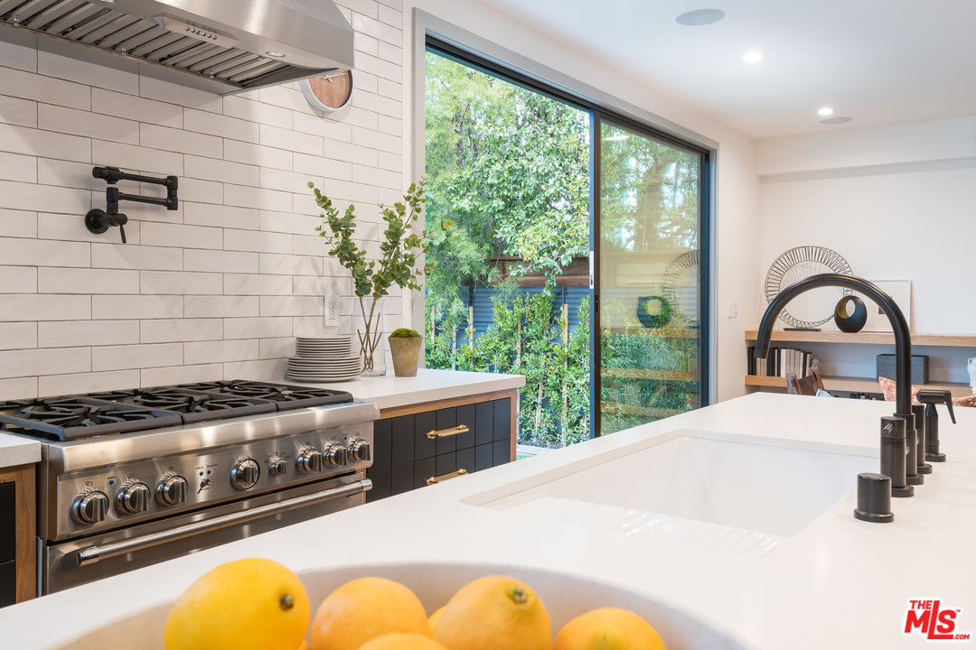 12115 Viewcrest Road Studio City, CA 91604 - Photo 13 of 44 Gallery Image 13