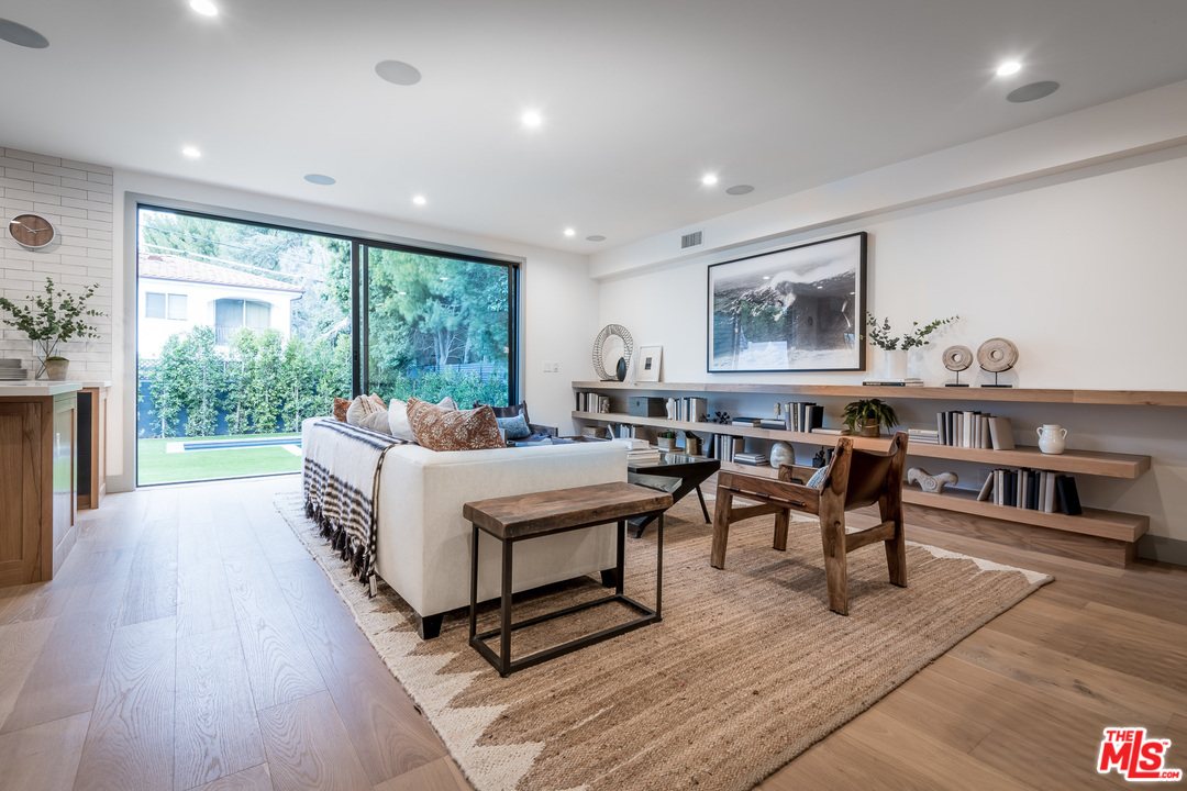 12115 Viewcrest Road Studio City, CA 91604 - Photo 4 of 44 Gallery Image 4
