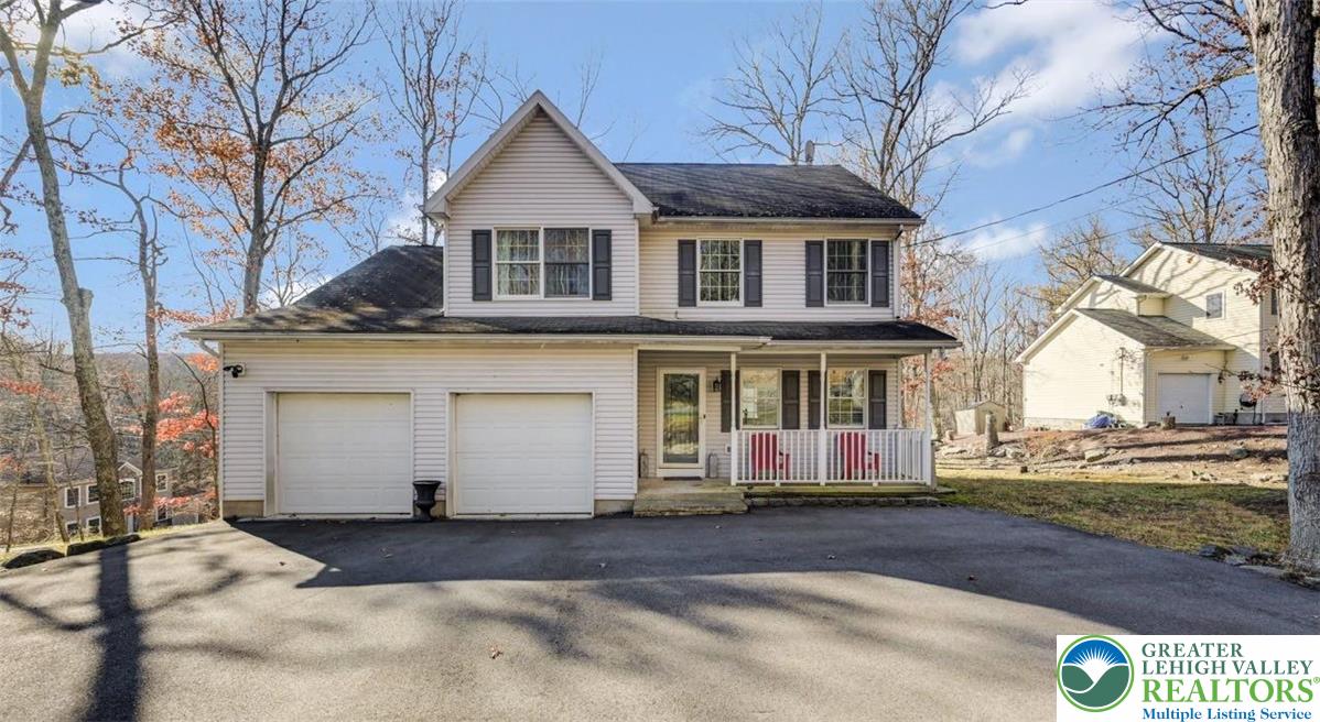 3BD/2.5BTH Colonial with a full, unfinished basement, a 2 car Garage on a quiet corner in Saw Creek Estates.
