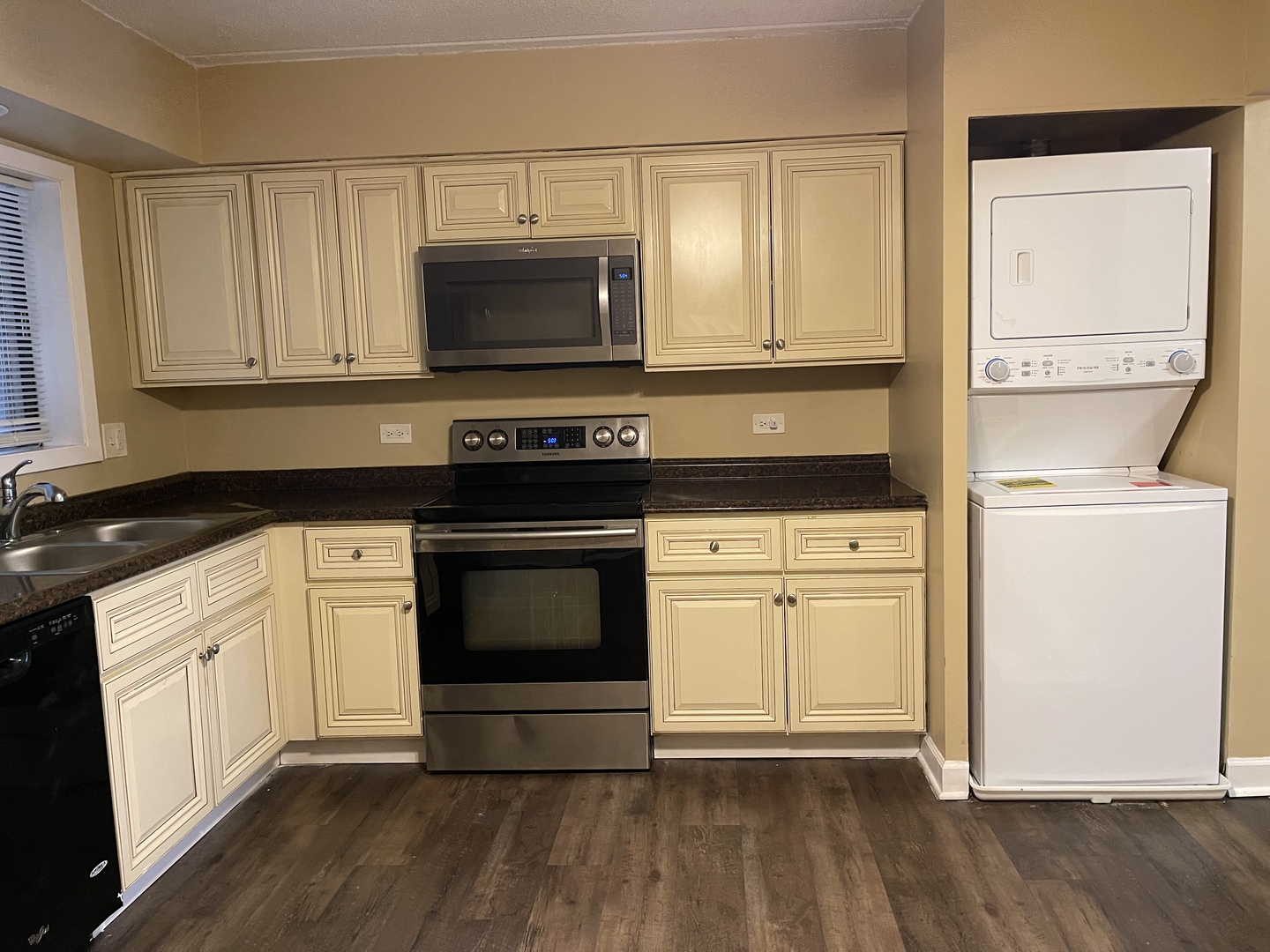 964 North Rohlwing Road, Unit GB Addison, IL 60101 - Photo 11 of 27 a kitchen with a stove and a microwave
