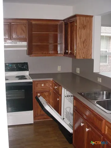 en empty room with windows and ceiling fan