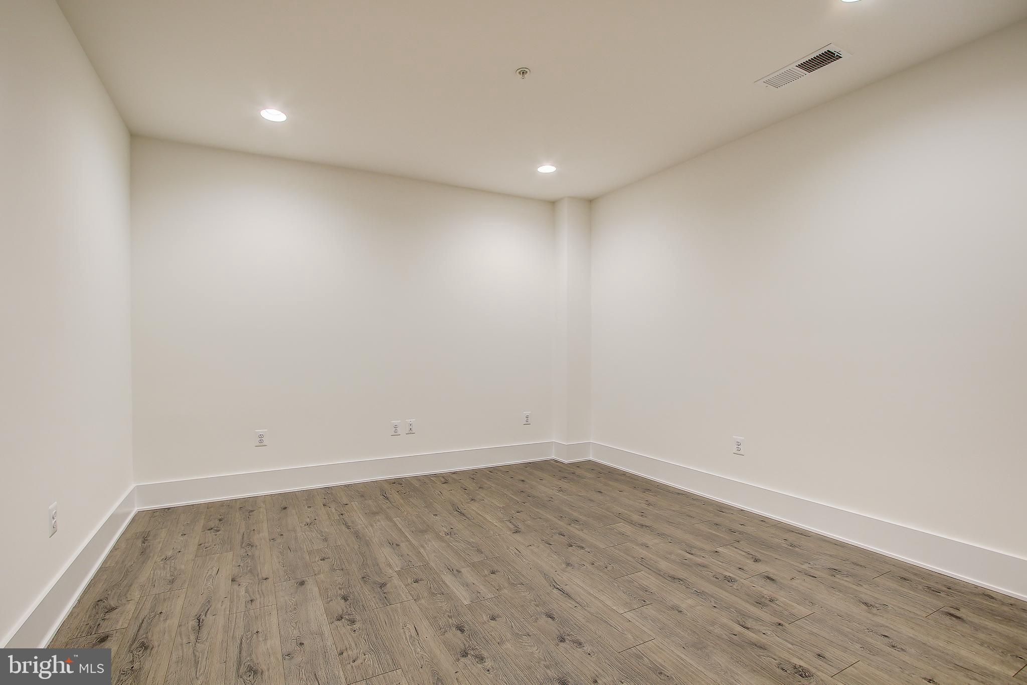 11306 Emerald Park Road Potomac, MD 20854 - Photo 33 of 42