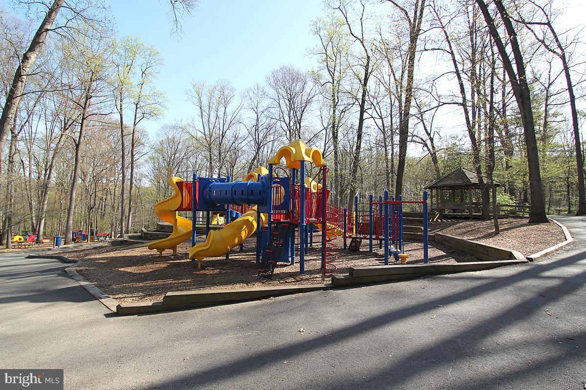 11306 Emerald Park Road Potomac, MD 20854 - Photo 38 of 42