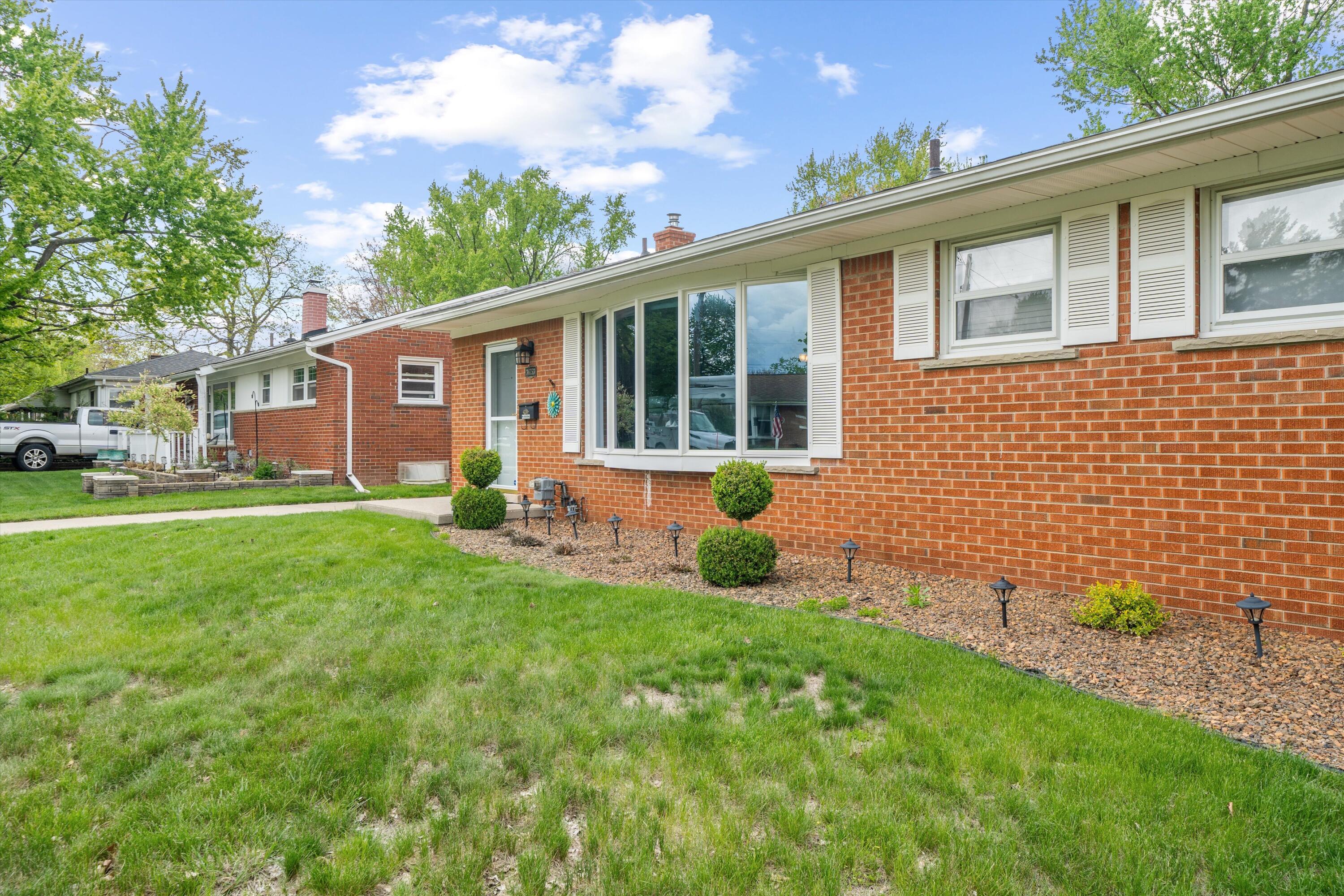 36753 Greenbush Road Wayne, MI 48184 - Photo 4 of 54 04-DSC09745