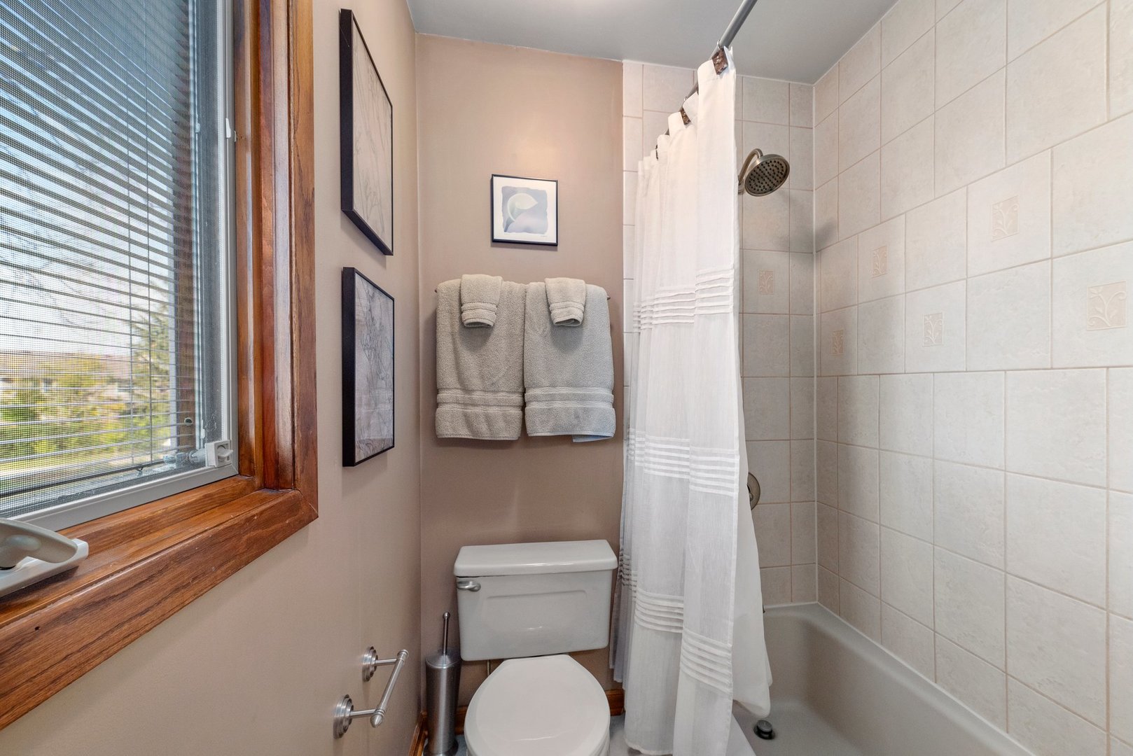 1133 Old Fence Road Addison, IL 60101 - Photo 21 of 29 a bathroom with a toilet sink and shower