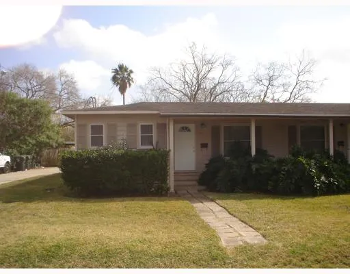 a view of a house with backyard and garden