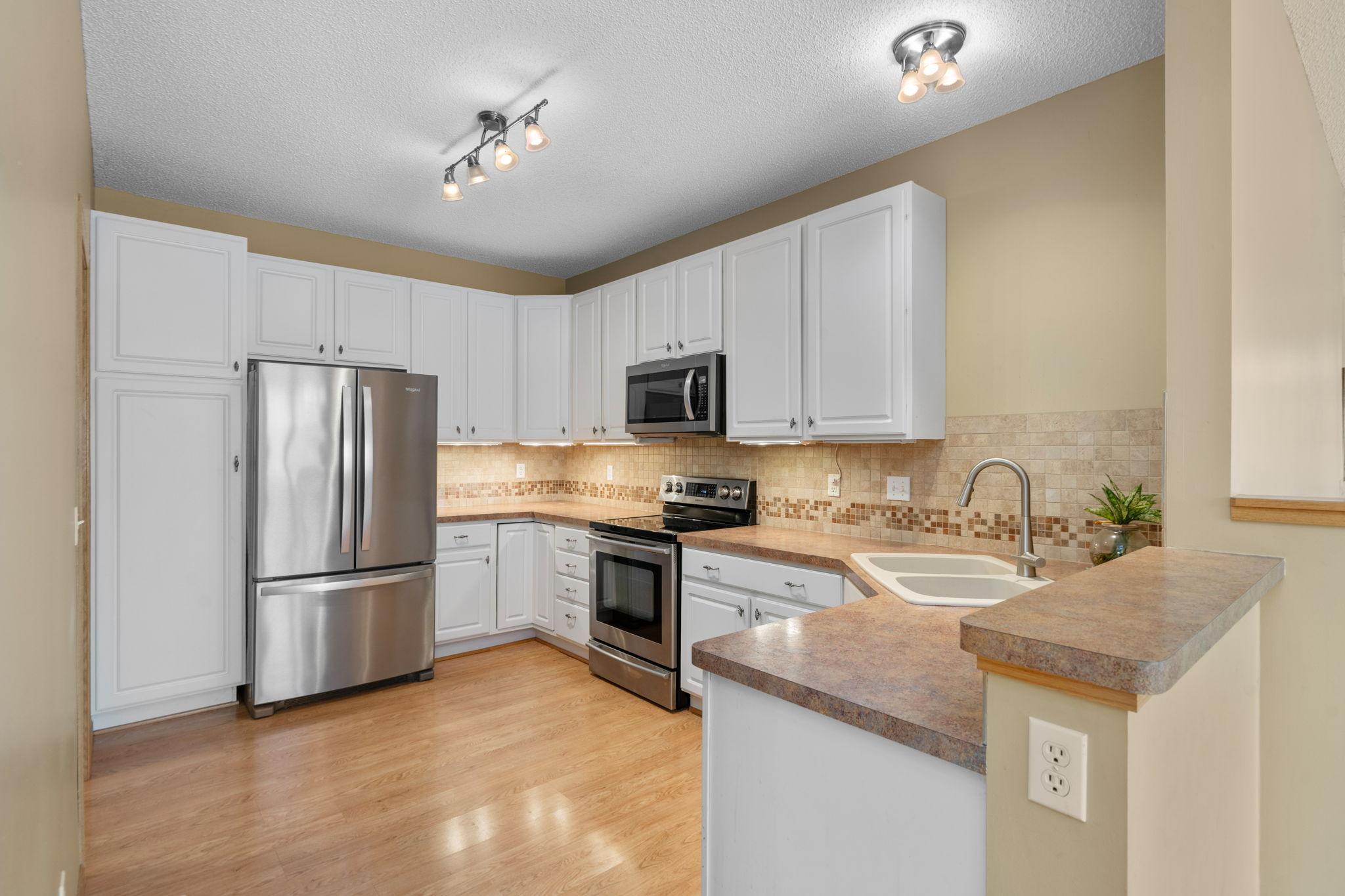 8042 Autumn Ridge Way Chanhassen, MN 55317 - Photo 8 of 28