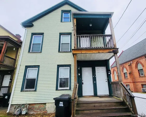 a view of entryway of a house