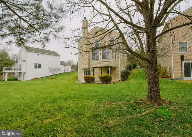 a view of a house with backyard