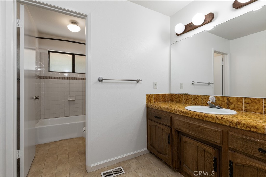 7905 San Gregorio Road Atascadero, CA 93422 - Photo 18 of 40 Hall bath.