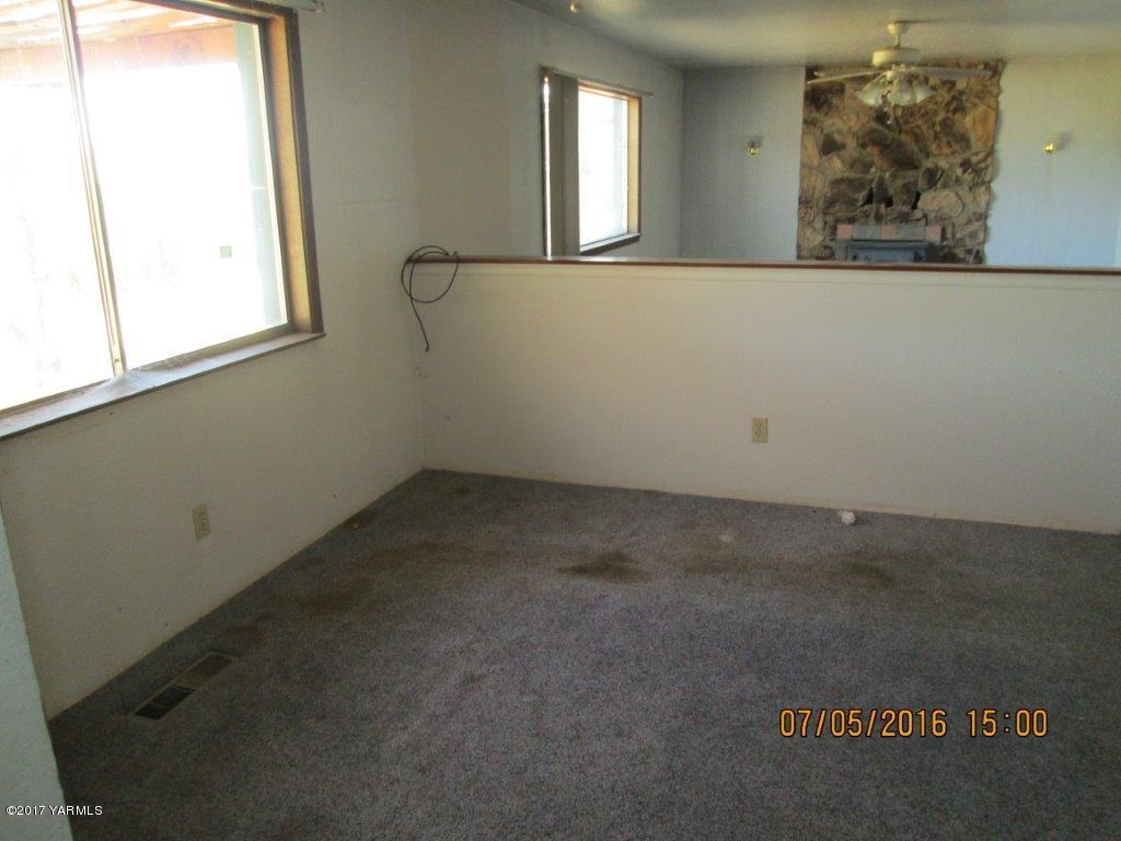 806 Ghormley Road Yakima, WA 98908 - Photo 2 of 15 a view of an empty room with a window
