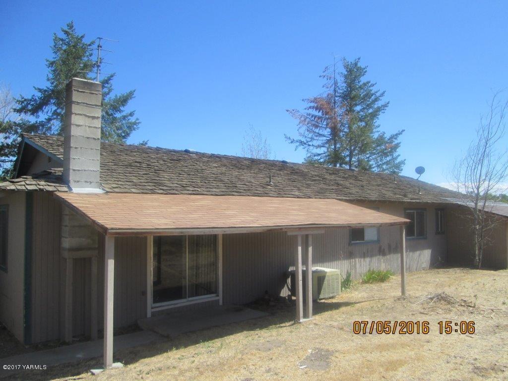 806 Ghormley Road Yakima, WA 98908 - Photo 6 of 15 a view of a porch