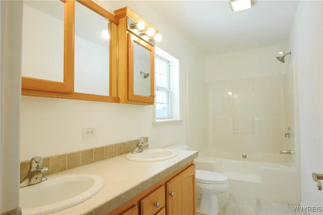 $199,900 | 70 Church Street, Le Roy, NY 14482